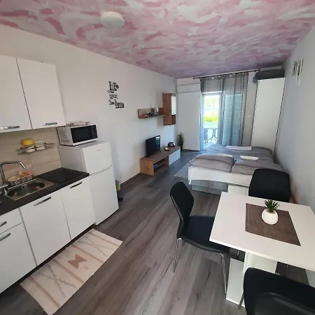 6 M, 50 M Do Plaze Apartment Barbat na Rabu Exterior photo