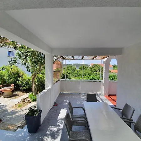 6 M, 50 M Do Plaze Apartment Barbat na Rabu Exterior photo