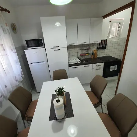 6 M, 50 M Do Plaze Apartment Barbat na Rabu Exterior photo