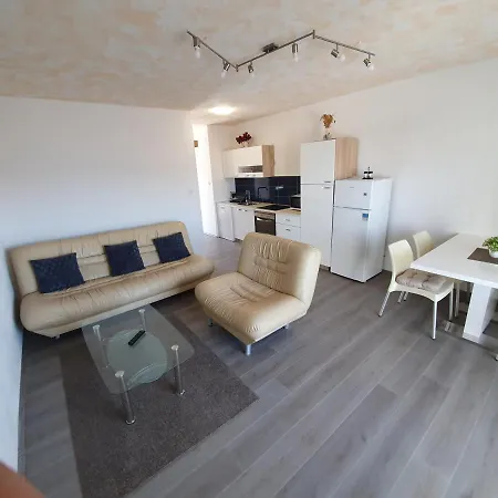 6 M, 50 M Do Plaze Apartment Barbat na Rabu Exterior photo