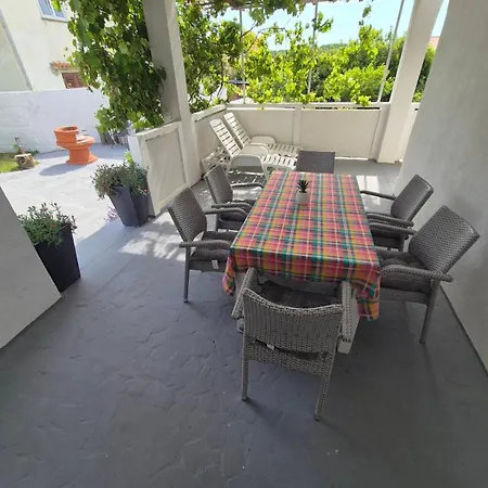 6 M, 50 M Do Plaze Apartment Barbat na Rabu Exterior photo